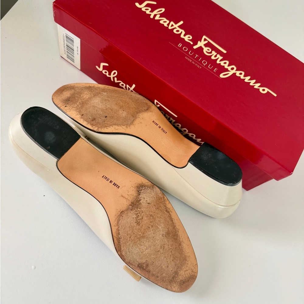 Salvatore Ferragamo Vara Bow Pumps Heel3’ Cream Gold Buckle Sz 7.5 Made In Italy - Picture 9 of 16